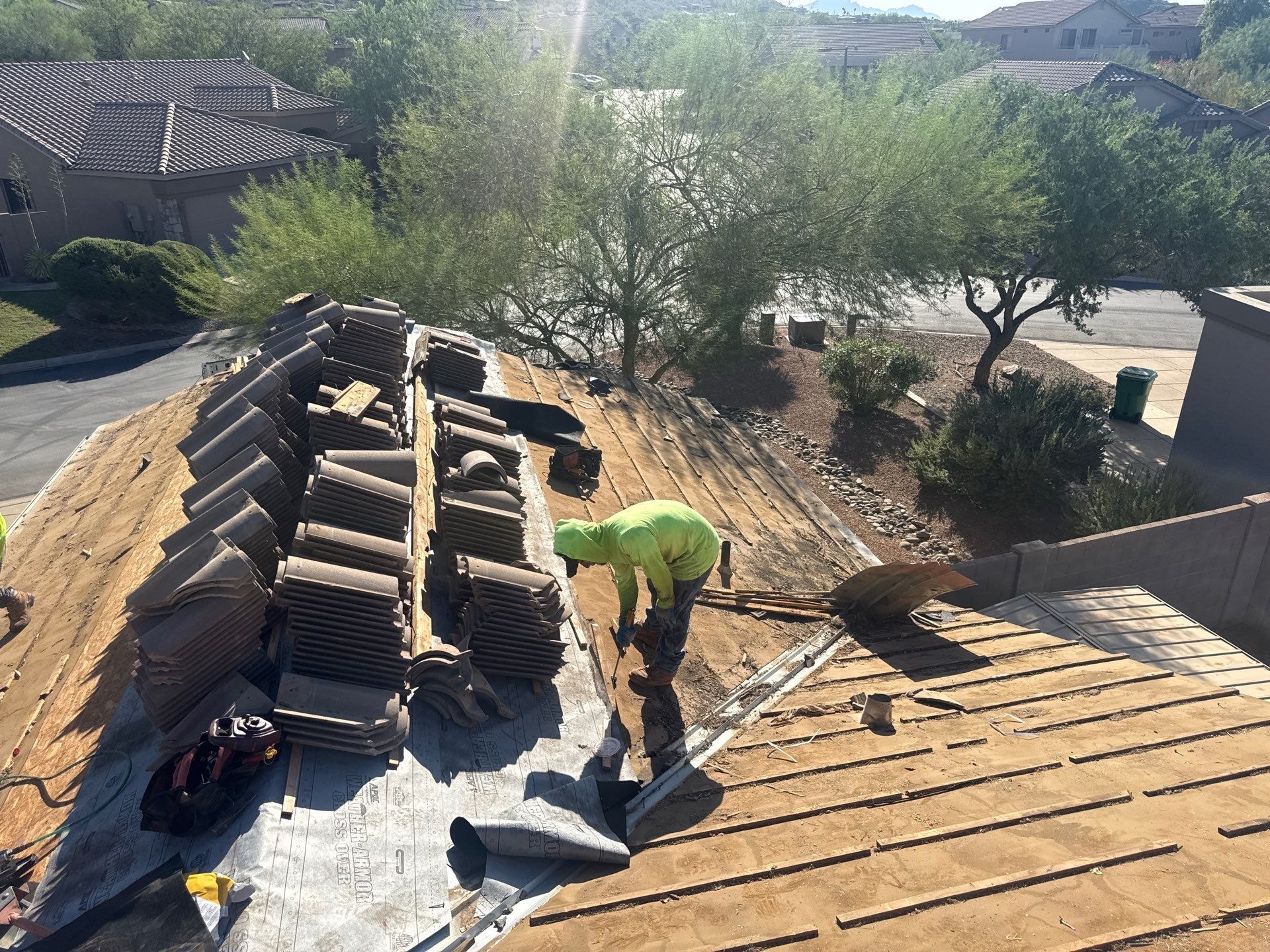 APM Builders roofer laying tile battens on Arizona home